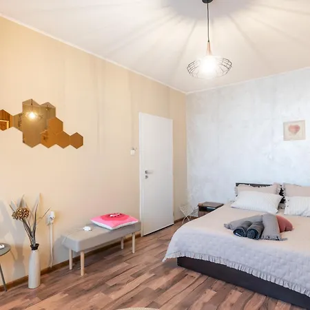 Megan Mall Center Sofie