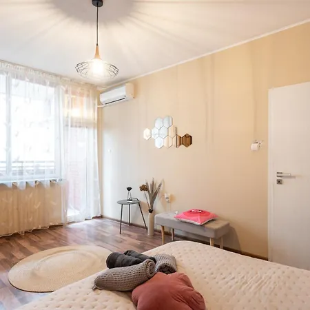 Апартамент Megan Mall Center *