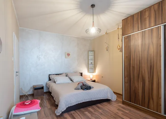 Megan Mall Center Sofya