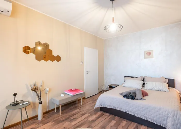 Megan Mall Center Sofya